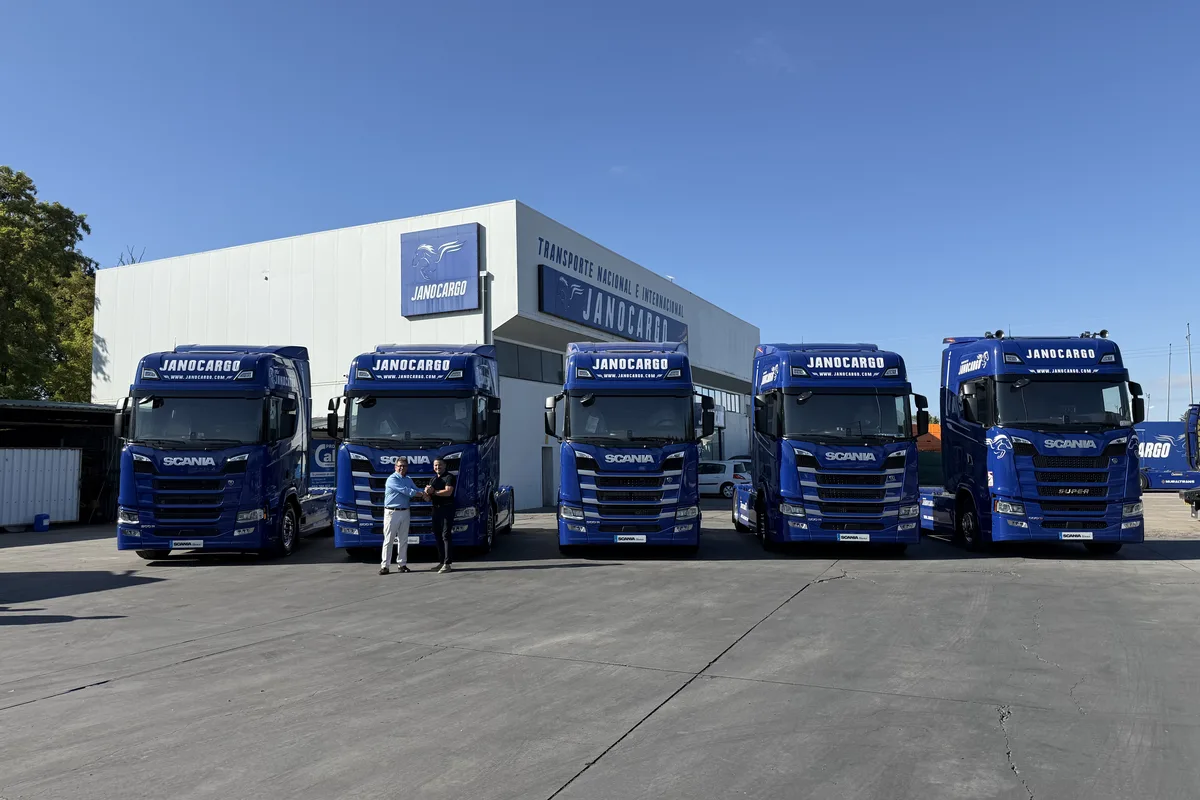 Los cinco nuevos Scania 500R de Janocargo frente a la nave de Cigales